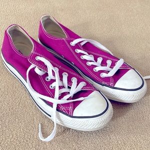 Converse size 7 womens
